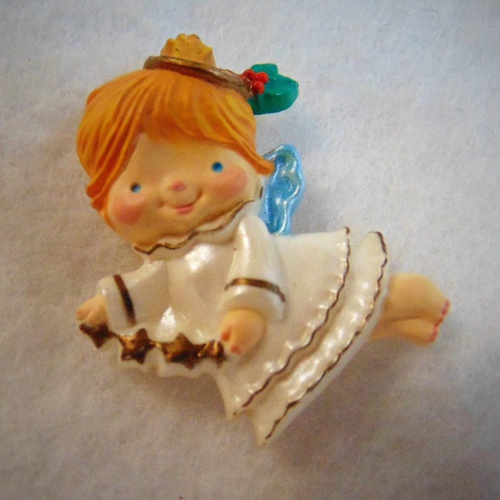 Vintage Christmas Hallmark Flying Angel Pin Brooch 1986 Plastic Heavenly Holiday